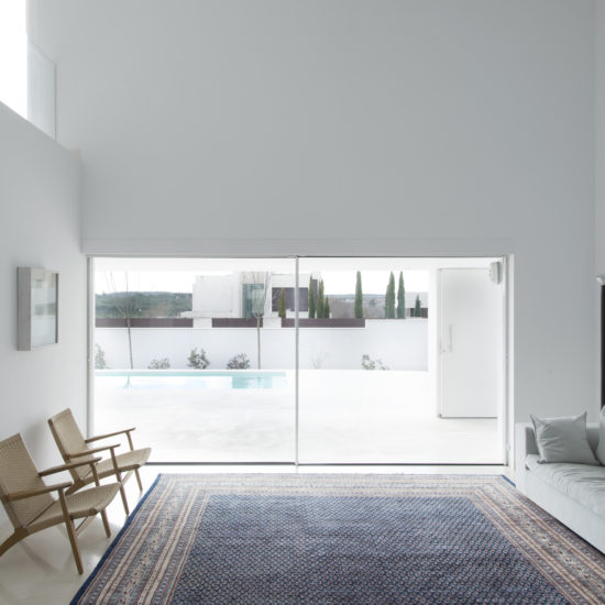 Grande baie vitrée minimaliste